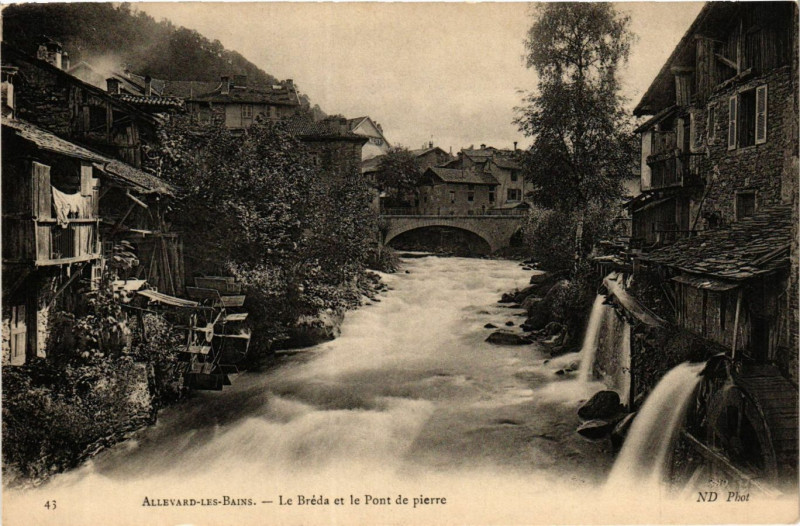 Carte postale ancienne Allevard-les-Bains - Le Breda et le Pont-de-pierre à Allevard