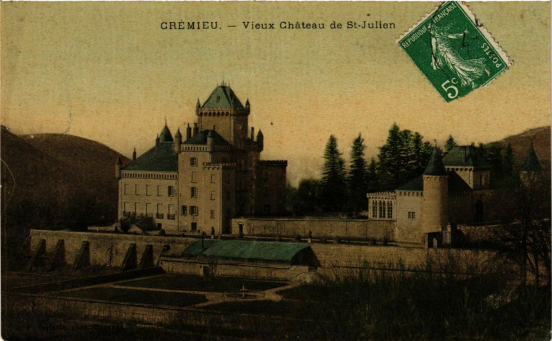 Carte postale ancienne Cremieu - Vieux Chateau de St-Julien à Crémieu