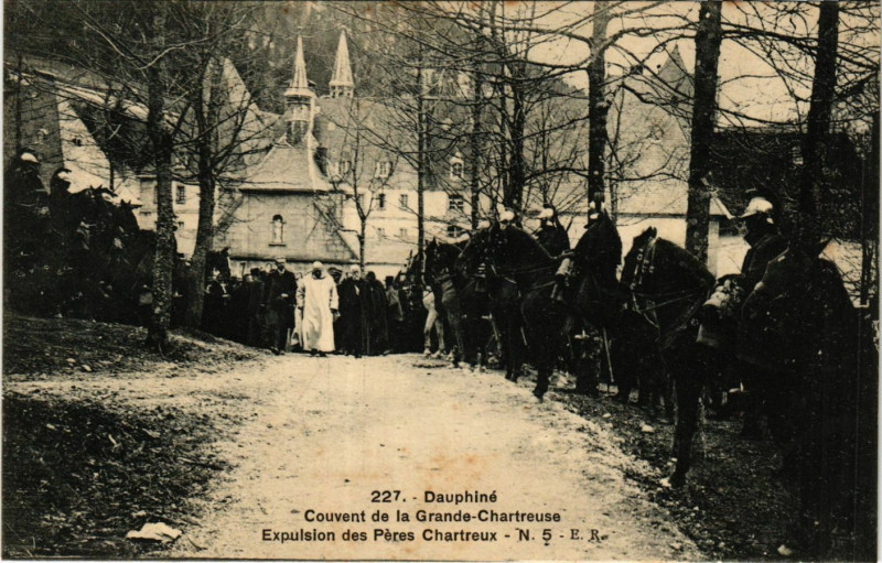 Carte postale ancienne Dauphiné - Couvent de la Grande-Chartreuse - Expulsion des Peres
