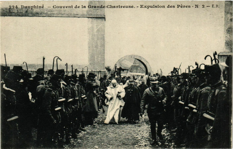 Carte postale ancienne Dauphiné - Couvent de la Grande-Chartreuse - Expulsion des Peres