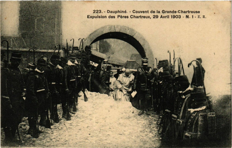 Carte postale ancienne Dauphiné - Couvent de la Grande-Chartreuse - Expulsion des Peres