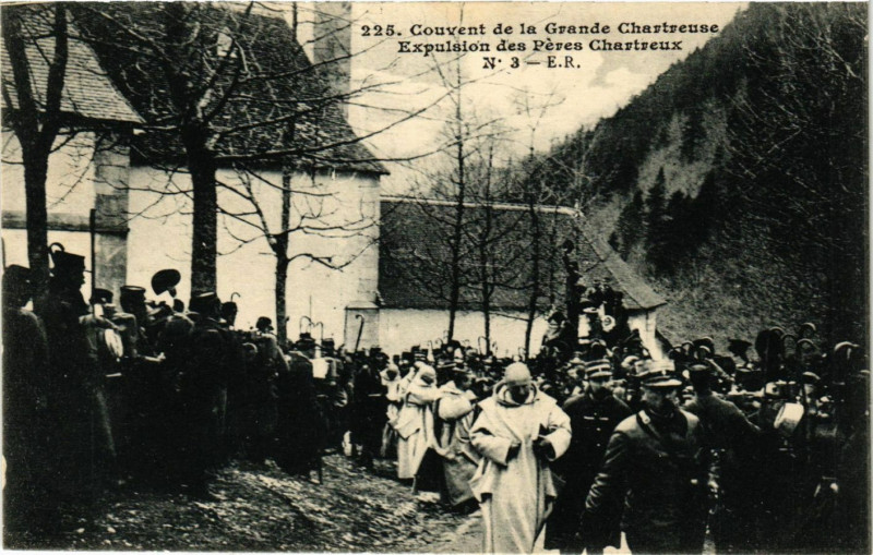 Carte postale ancienne Dauphiné - Couvent de la Grande-Chartreuse - Expulsion des Peres