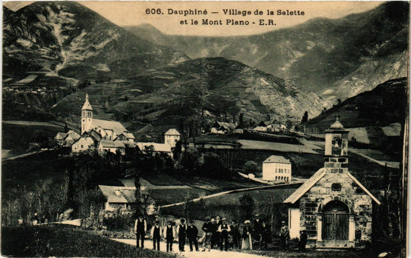 Carte postale ancienne Dauphiné - Village de la Salette et le Mont Plano à Plan
