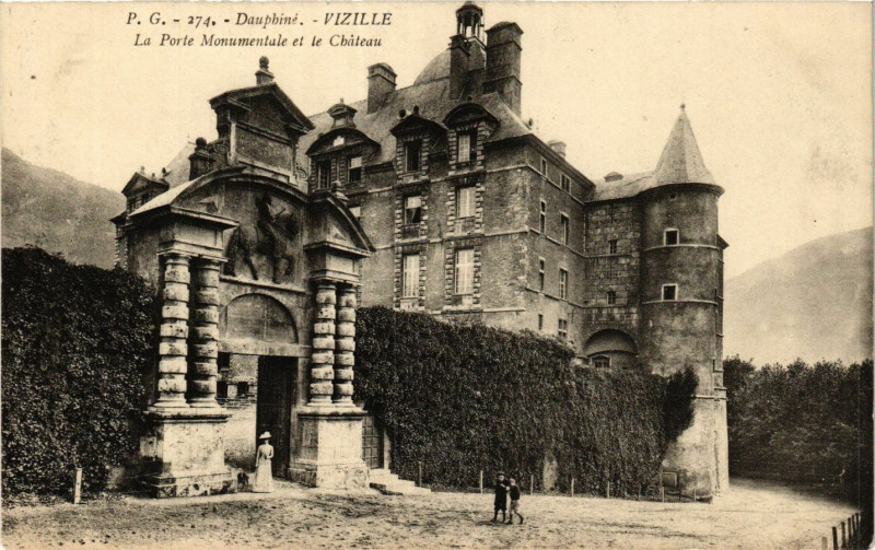 Carte postale ancienne Dauphiné - Vizille - La Porte Monumentale et le Chateau à Vizille