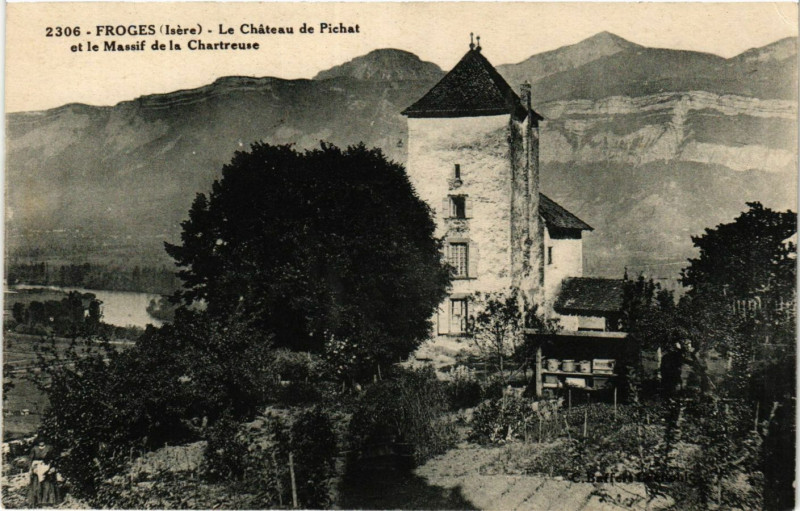Carte postale ancienne Froges - Le Chateau de Pichat et le Massif de la Chartreuse à Froges