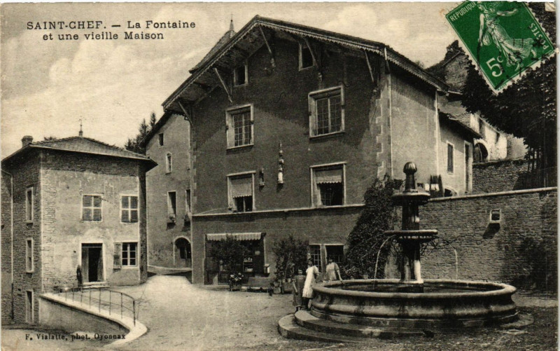Carte postale ancienne St-Chef - La Fontaine et une vieille Maison à Fontaine