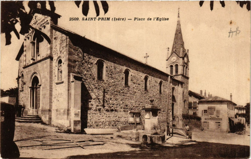 Carte postale ancienne Saint-Prim - Place de l'Eglise à Saint-Prim
