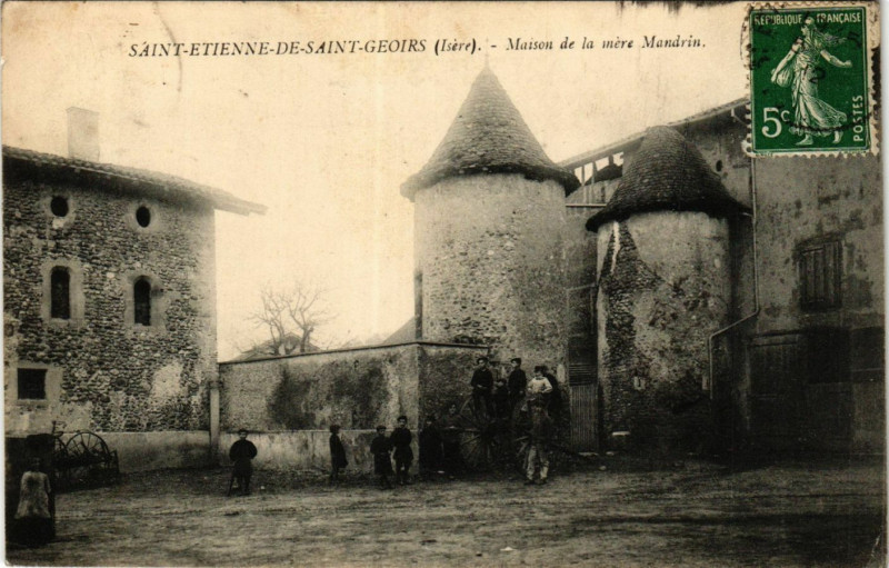 Carte postale ancienne Saint-Etienne-de-Saint-Geoirs - Maison de la mere Mandrin à Saint-Étienne-de-Saint-Geoirs