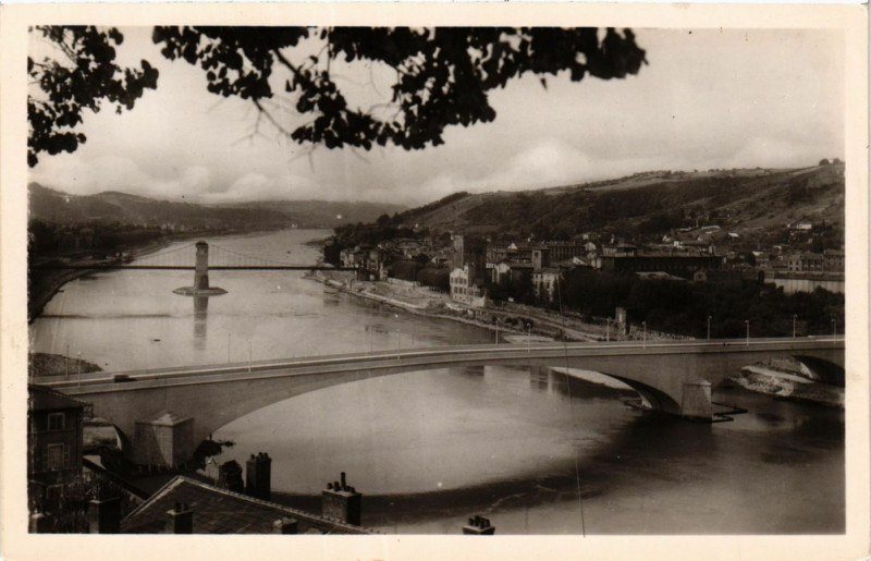 Carte postale ancienne Vienne - Les Nouveau Pont et la Passerelle de Ste-Colomb à Vienne