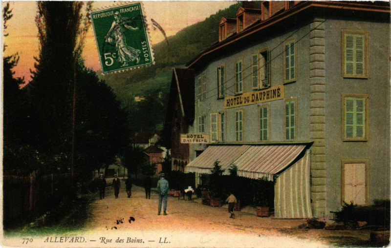 Carte postale ancienne Rue des Bains à Allevard