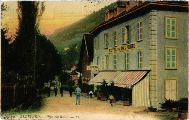 Carte postale ancienne Rue des Bains à Allevard