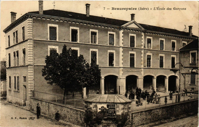 Carte postale ancienne Beaurepaire - L'Ecole des Garcons à Beaurepaire