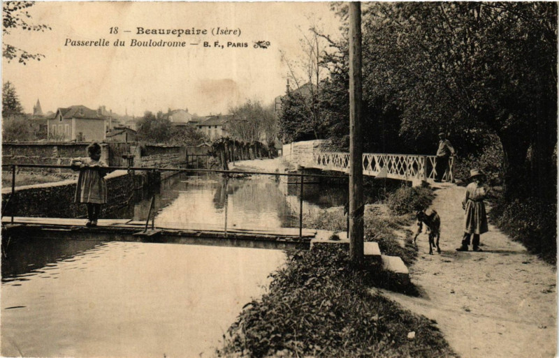 Carte postale ancienne Beaurepaire - Passserell du Boulodrome à Beaurepaire