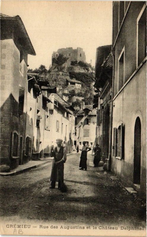 Carte postale ancienne Cremieu - Rue des Augustins et la Chateau Delphinal à Crémieu