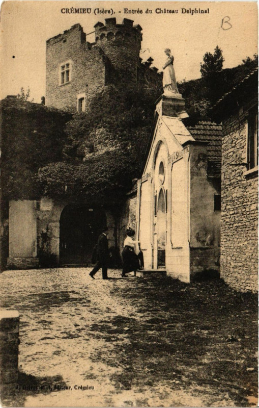 Carte postale ancienne Cremieu - Entrée du Chateau Delphinal à Crémieu