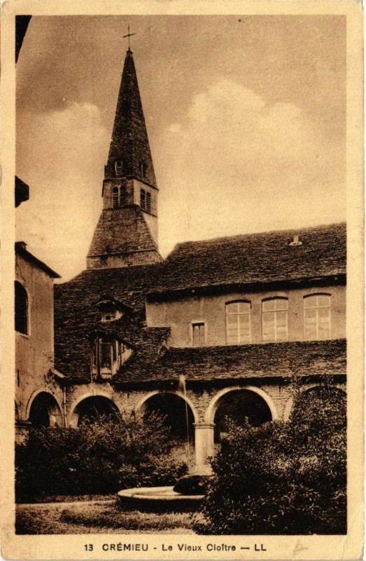 Carte postale ancienne Cremieu - Le Vieux Cloitre à Crémieu