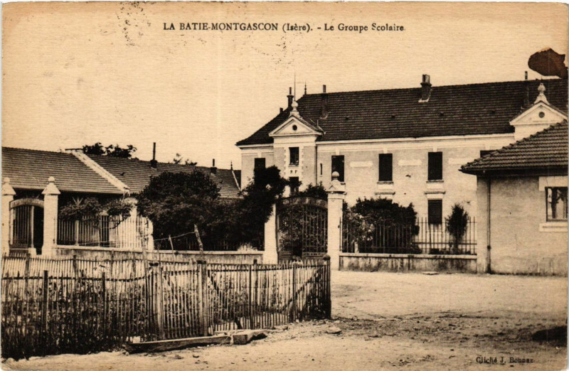 Carte postale ancienne La Batie-Montgascon - La Groupe Scolaire à La Bâtie-Montgascon