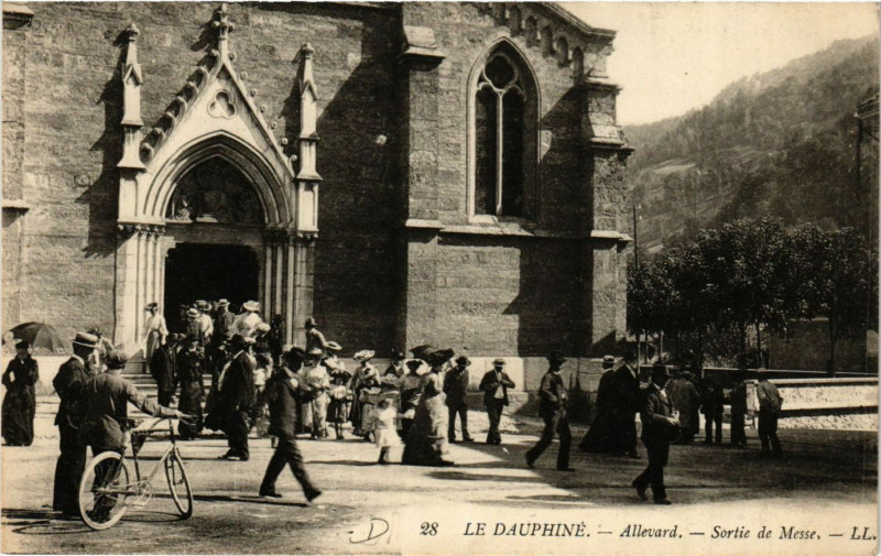 Carte postale ancienne Le Dauphiné - Allevard - Sortir de Messe à Allevard