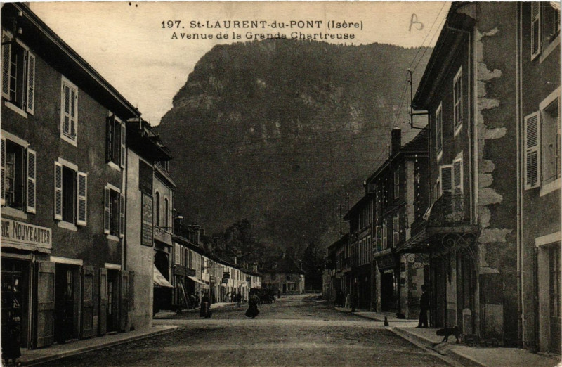 Carte postale ancienne Saint-Laurent-du-Pont - Avenue de la Grande-Chartreuse à Saint-Laurent-du-Pont