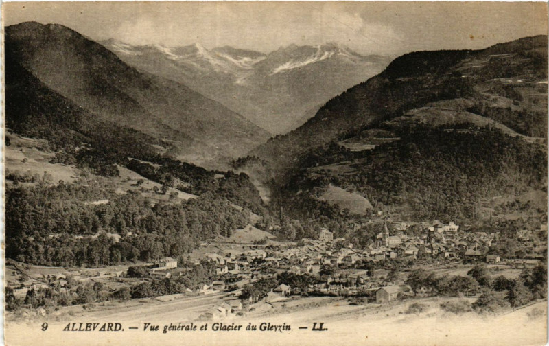 Carte postale ancienne Allevard - Vue générale et Glacier du Gleyzin à Allevard