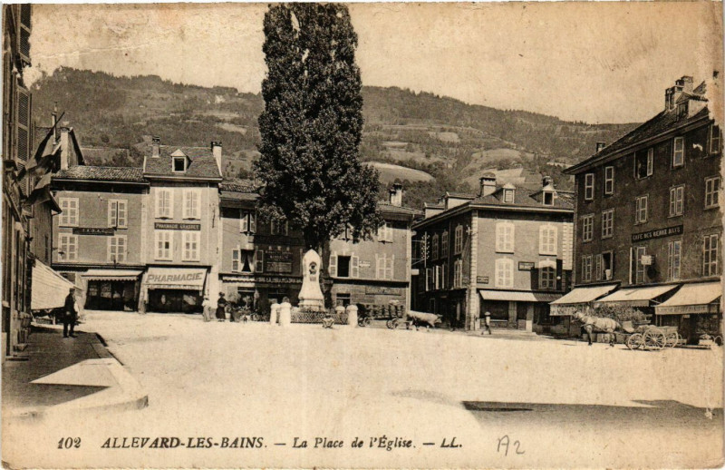 Carte postale ancienne Allevard-les-Bains - La Place de l'Eglise à Allevard