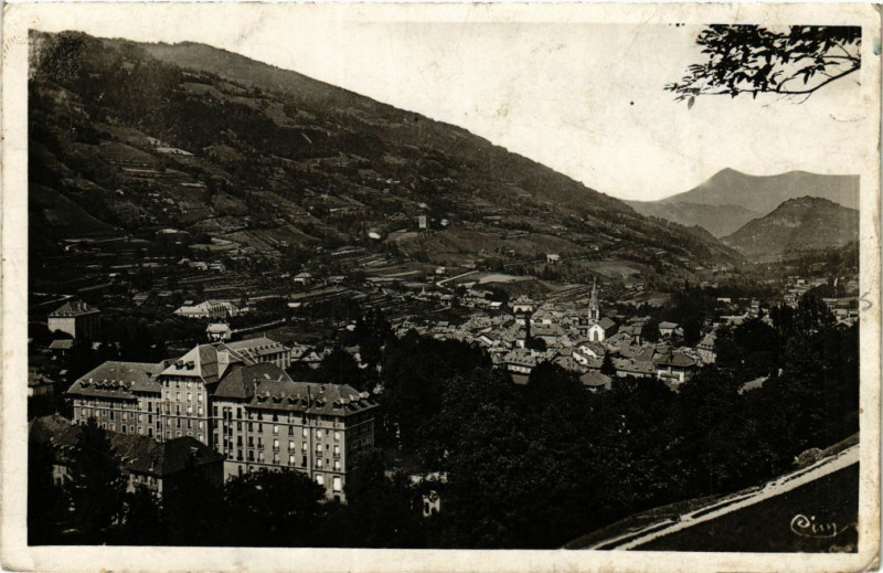 Carte postale ancienne Allevard-les-Bains - Vue générale et l'Hotel du Parc à Allevard