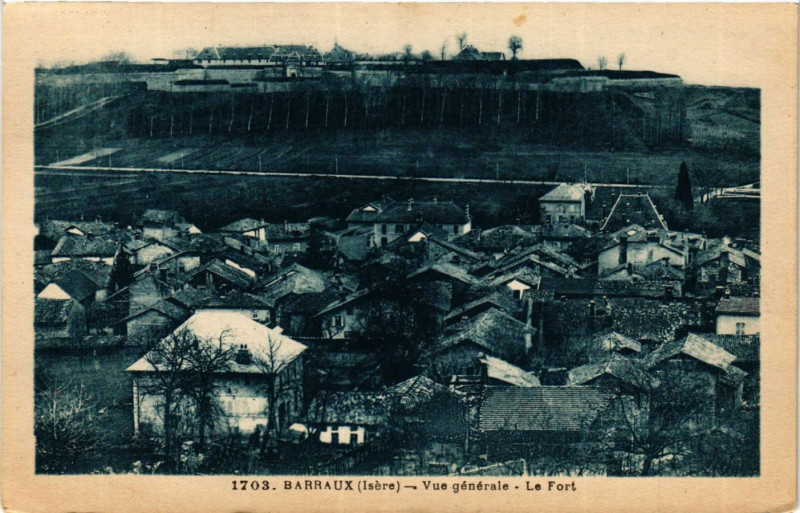 Carte postale ancienne Barraux - Vue geneale - Le Fort à Barraux