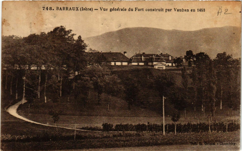 Carte postale ancienne Barraux - Vue générale du Fort construit par Vauban en 1453 à Barraux