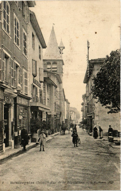 Carte postale ancienne Beaurepaire - Rue de la Republique à Beaurepaire