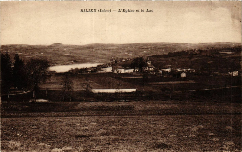 Carte postale ancienne Bilieu - L'Eglise et le Lac à Bilieu