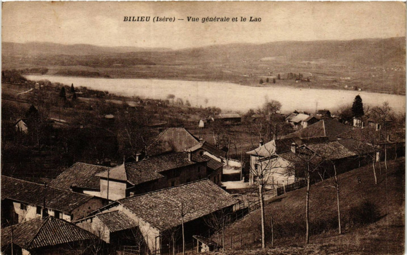 Carte postale ancienne Bilieu - Vue générale et le Lac à Bilieu