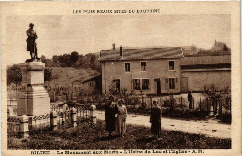 Carte postale ancienne Bilieu - Le Monument aux Morts - L'Usine du Lac et l'Eglise à Bilieu