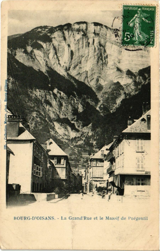 Carte postale ancienne Bourg-d'Oisans - La Grand'Rue et le Massif de Pregantil