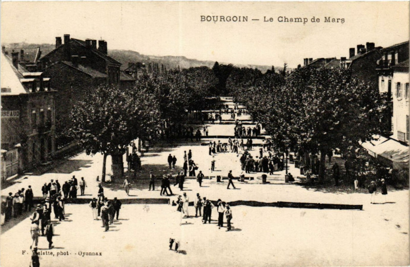 Carte postale ancienne Bourgoin - Le Champ de Mars