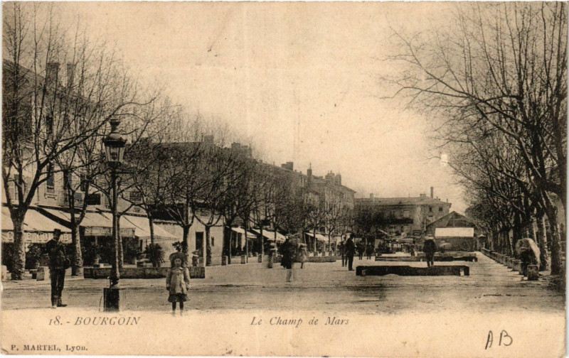 Carte postale ancienne Bourgoin - Le Champ de Mars