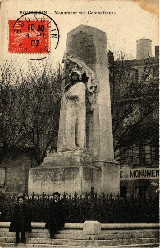 Carte postale ancienne Bourgoin - Monument des Combattants