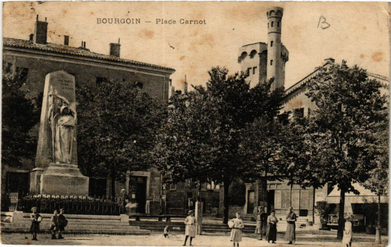 Carte postale ancienne Bourgoin - Place Carnot