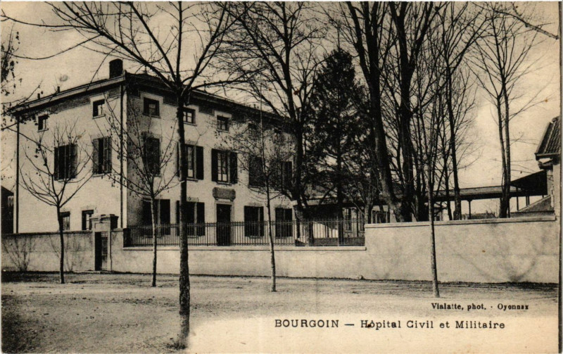 Carte postale ancienne Bourgoin - Vieux chateau de Cesarges a Maubeg