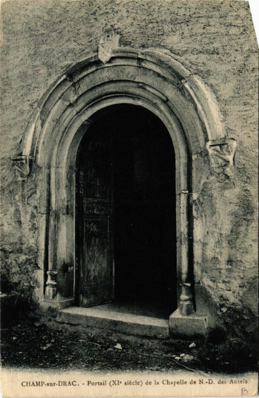 Carte postale ancienne Champ-sur-Drac Portail (Xi s.) de la Chapelle de N.-D. des Autels à Champ-sur-Drac