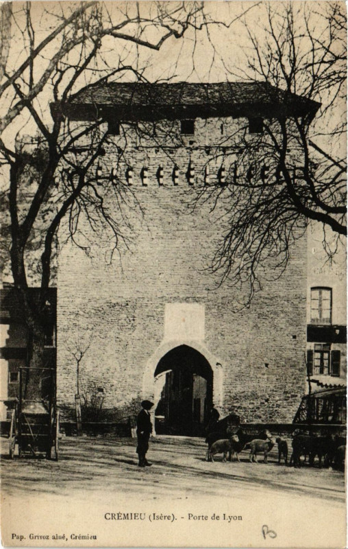 Carte postale ancienne Cremieu - Porte de Lyon à Crémieu