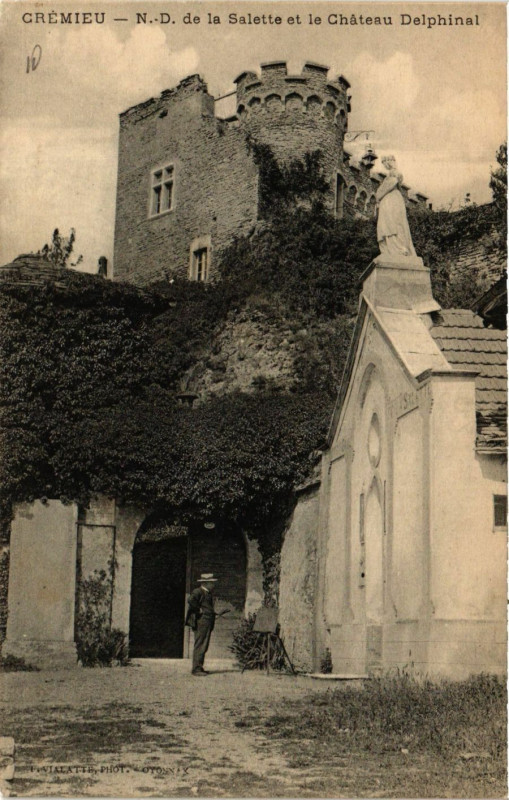 Carte postale ancienne Cremieu - N.-D. de la Salette et le Chateau Delphinal à Crémieu