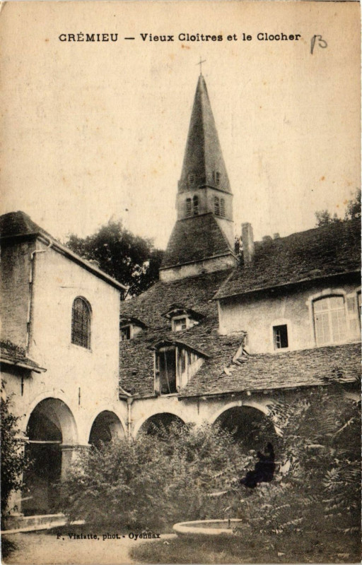 Carte postale ancienne Cremieu - Vieux Cloitres et le Clocher à Crémieu