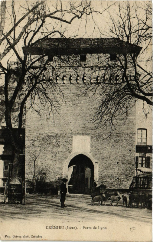 Carte postale ancienne Crémieu - Porte de Lyon à Crémieu