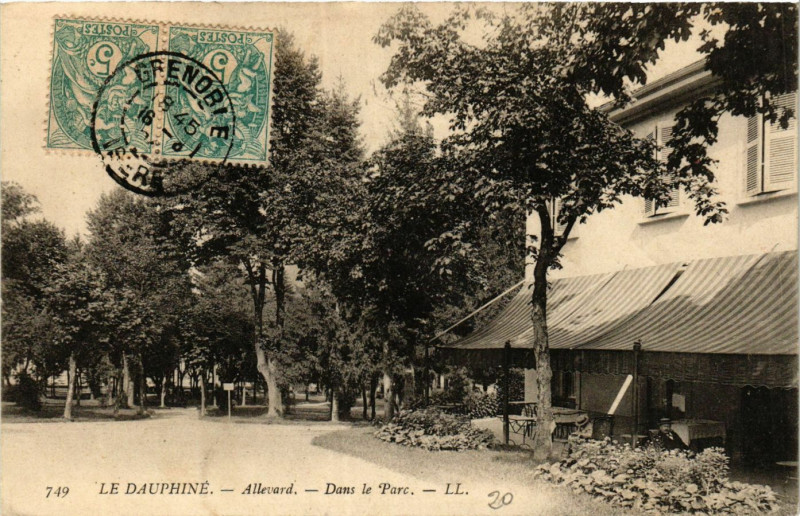Carte postale ancienne Dauphiné - Allevard - Dans le Parc à Allevard