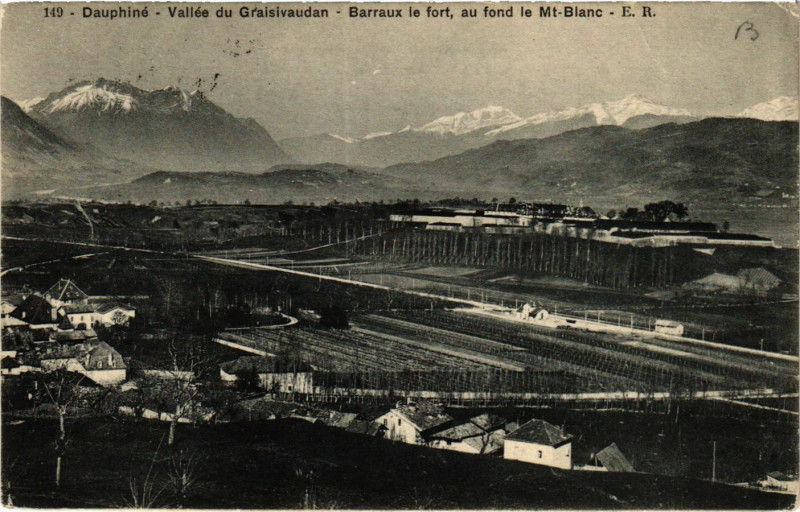 Carte postale ancienne Dauphiné - Vallée du Gresivaudan - Barraux le fort au fond le M.B à Barraux