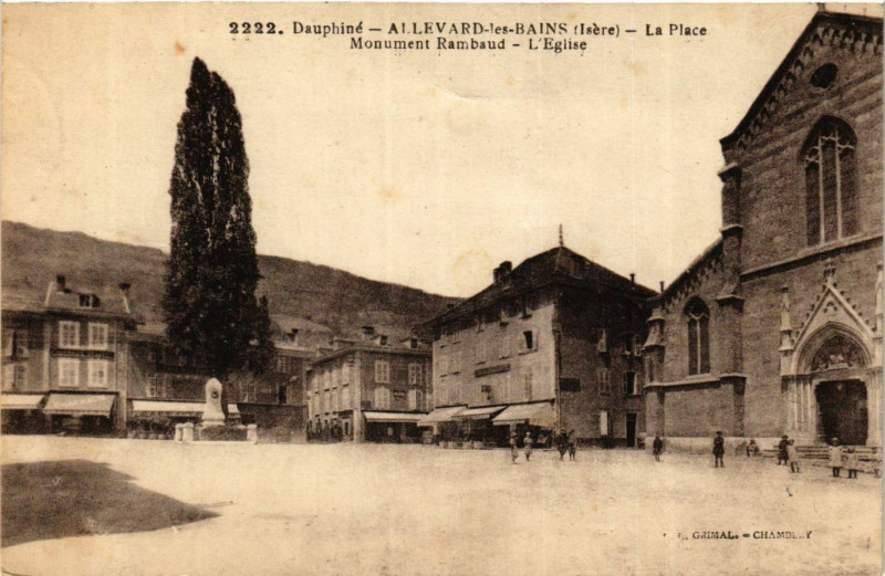 Carte postale ancienne Dauphiné - Allevard-les-Bains - La Place - Monument Rambaud à Allevard