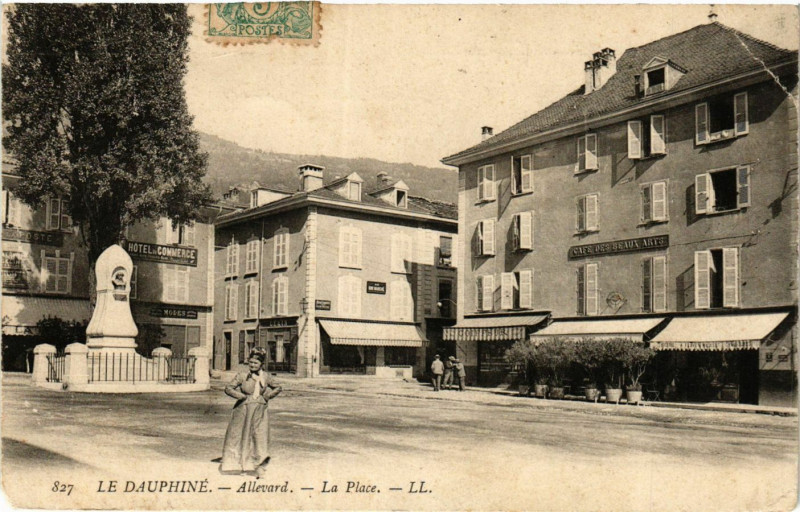 Carte postale ancienne Le Dauphiné - Allevard - La Place à Allevard