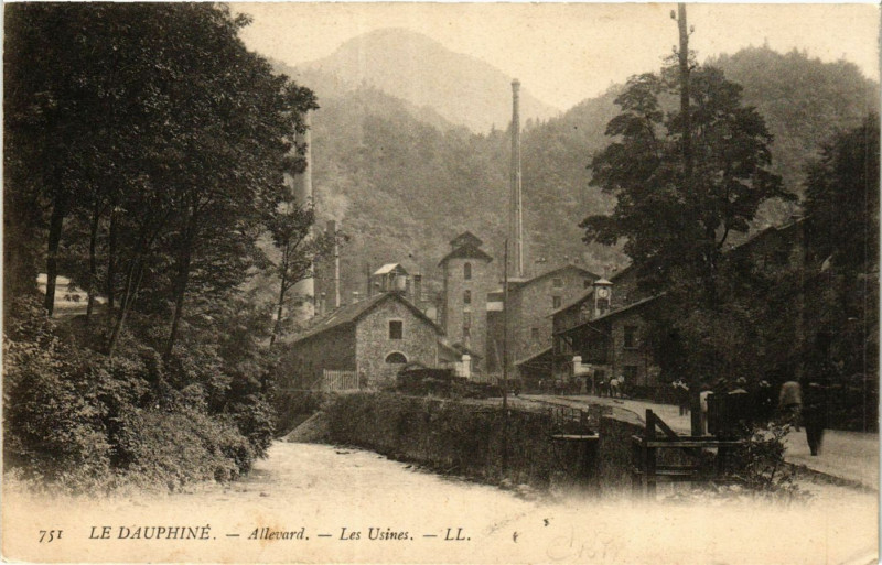 Carte postale ancienne Le Dauphiné - Allevard - Les Usines à Allevard