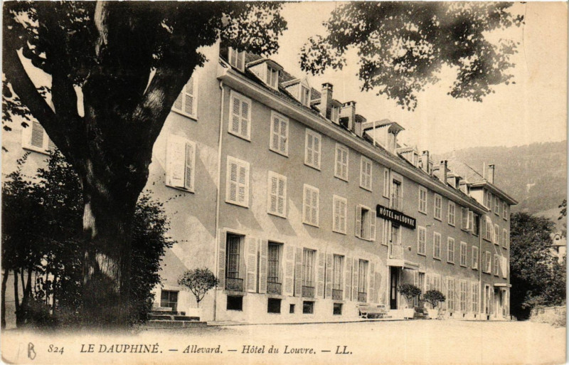 Carte postale ancienne Le Dauphiné - Allevard - Hotel du Louvre à Allevard