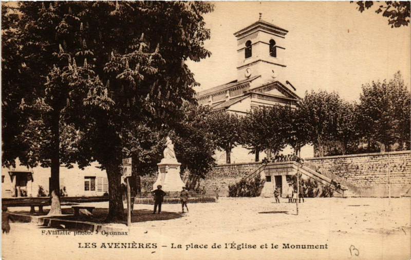 Carte postale ancienne Les Avenieres - La Place de l'Eglise et le Monument aux Avenières Veyrins-Thuellin